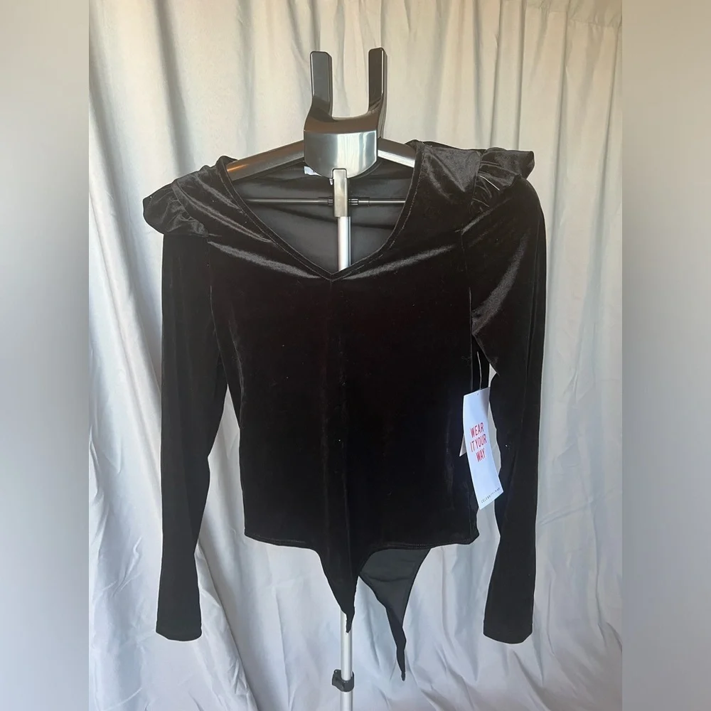 V-Neck Ruffle detail shoulder velvet bodysuit